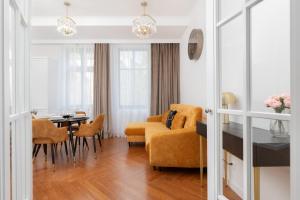 - un salon avec un canapé et une table dans l'établissement Stylish & Trendy Apartment Browar Gdański by Renters, à Gdańsk