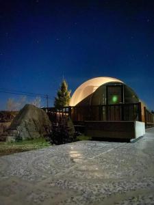 un gran edificio con una cúpula encima en Bolhas da Montanha, 