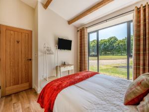 1 dormitorio con cama y ventana grande en The Warren - Uk42858 en Rise