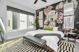 1 dormitorio con 1 cama grande y espejo en The Mohr Haus - Walking distance to NRG Stadium - Near Medical Center - Sleeps 8 en Houston