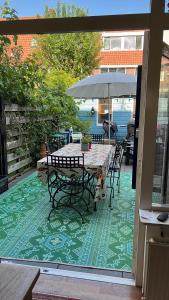 Bazén v ubytování BeBaBops Homestay Utrecht nebo v jeho okolí