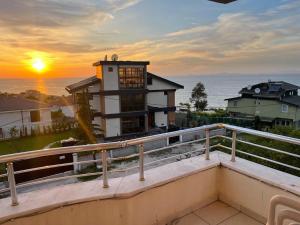 Vom Balkon eines Hauses genießen Sie Meerblick. in der Unterkunft Yalova Apartments in Yalova