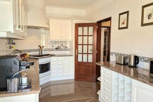 Η κουζίνα ή μικρή κουζίνα στο Jasmine apartment next to Meia Praia Beach