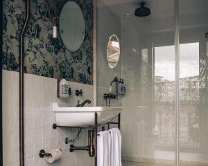 un baño con lavabo y ducha en Pensão Amor Madam's Lodge, en Lisboa