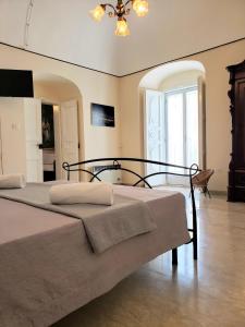 una camera da letto con un letto grande in una stanza di Dimora Maggi al Corso - Affitti Brevi Italia a Monte SantʼAngelo