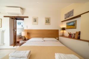 オルヴィエートにあるOrvieto in Terrazzaのベッドルーム1室(大型ベッド1台、木製ヘッドボード付)