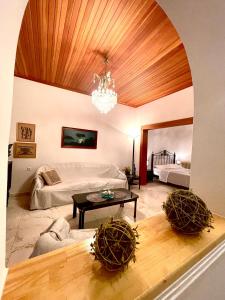 Sala de estar con cama y mesa en Emerald Apartment, en Spáta