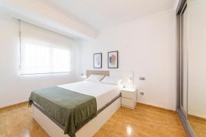 une chambre blanche avec un lit et une fenêtre dans l'établissement Trendy Homes Chumberas Seaview, à Roquetas de Mar 23 autres photos