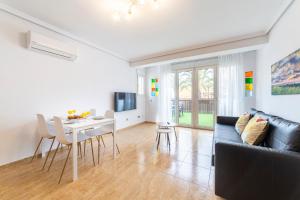 un salon avec un canapé et une table dans l'établissement Trendy Homes Chumberas Seaview, à Roquetas de Mar