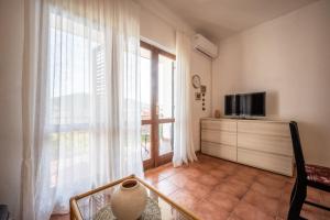 sala de estar con TV y ventana grande en Apartment Mango, en Vinišće