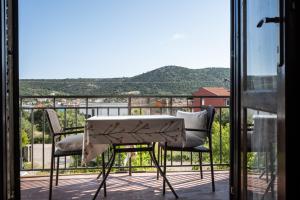 - Balcón con mesa y 2 sillas en Apartment Mango, en Vinišće