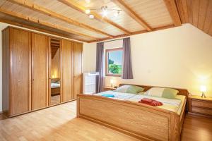 - une chambre avec un grand lit dans l'établissement Urlaub auf dem Hirschhof Stehle, à Waldburg
