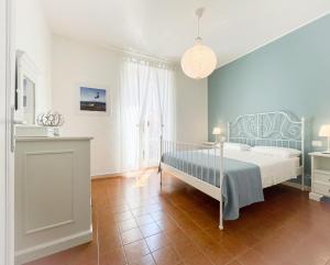 una camera con letto e parete blu di BLUE HOUSE - incantevole casa a due passi dal mare a Grottammare