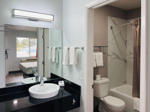 une salle de bain avec un lavabo, des toilettes et un miroir dans l'établissement Motel 6-La Mesa, CA - San Diego, à La Mesa