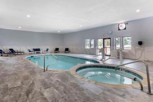 ein großer Pool in einem Hotelzimmer in der Unterkunft Best Western Plus Texoma Hotel & Suites in Denison
