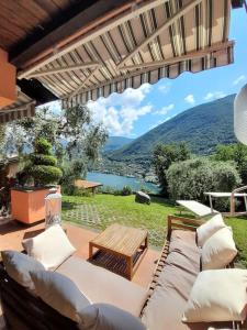 Montecolo Bay 1 في Pilzone: فناء مع أريكة وطاولة وإطلالة