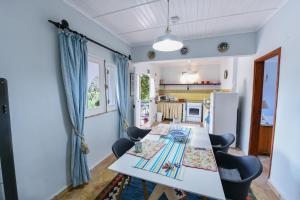 a kitchen and dining room with a table and chairs at Quinta das Achadas - Mimosa in Lagos