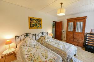 a bedroom with two beds in a room at Quinta das Achadas - Mimosa in Lagos
