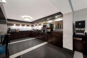 een grote kamer met aasteryasteryasteryasteryasteryasteryasteryasteryasteryasteryasteryasteryasteryasteryasteryasteryasteryastery bij Best Western Executive Inn in Battle Creek