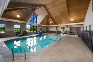 una gran piscina cubierta con techo de madera en Best Western Executive Inn, en Battle Creek