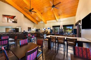 um restaurante com tectos e mesas e cadeiras de madeira em Best Western Derby Inn em Eagle River