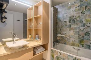 een badkamer met een wastafel en een douche bij Best Western Plus Hôtel Vannes Centre Ville in Vannes