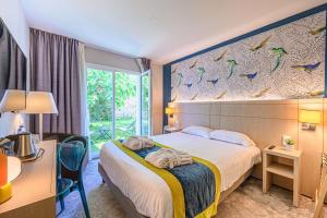 um quarto de hotel com uma cama e uma secretária em Best Western Plus Hôtel Vannes Centre Ville em Vannes