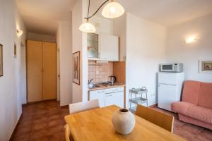 cocina y comedor con mesa y sofá en Apartment Mango, en Vinišće