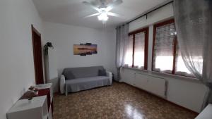 sala de estar con sofá y ventilador de techo en Fior di Limone en Sestri Levante