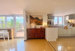 Una cocina grande con gabinetes blancos y encimera. en CasaViva - Apt with terrace and parking in Rapallo, en Rapallo