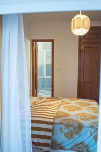 sypialnia z łóżkiem i pokój z oknem w obiekcie Central Apartment in Belas, Lisbon w mieście Belas