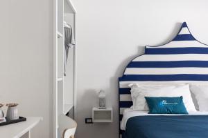 Łóżko lub łóżka w pokoju w obiekcie B&B Sapore di Mare nel Blu