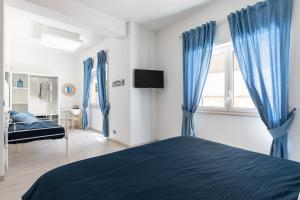 Łóżko lub łóżka w pokoju w obiekcie B&B Sapore di Mare nel Blu