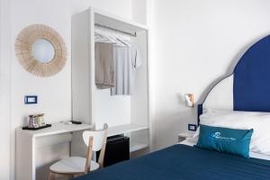 Łóżko lub łóżka w pokoju w obiekcie B&B Sapore di Mare nel Blu