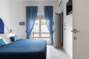Łóżko lub łóżka w pokoju w obiekcie B&B Sapore di Mare nel Blu