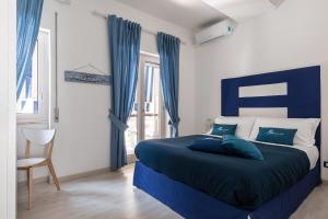 Łóżko lub łóżka w pokoju w obiekcie B&B Sapore di Mare nel Blu