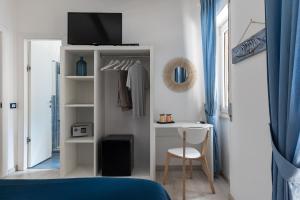 Telewizja i/lub zestaw kina domowego w obiekcie B&B Sapore di Mare nel Blu