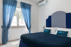 Łóżko lub łóżka w pokoju w obiekcie B&B Sapore di Mare nel Blu