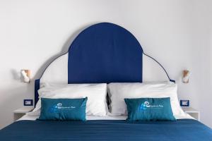 Łóżko lub łóżka w pokoju w obiekcie B&B Sapore di Mare nel Blu