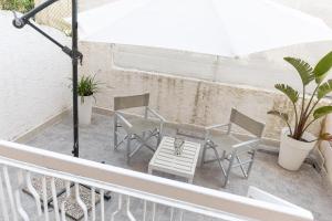 un patio con 2 sedie e un tavolo sul balcone di B&B Sapore di Mare nel Blu a Gaeta