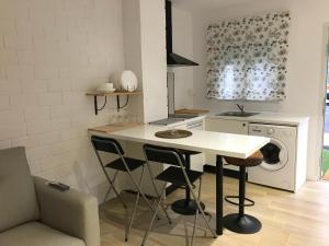 kuchnia ze stołem i krzesłami w kuchni w obiekcie Trasariz Suites 1 w mieście Vimianzo