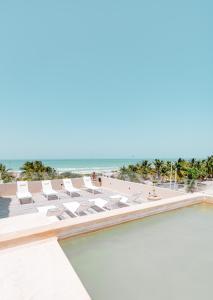 uma vista para a praia a partir da piscina do resort em DOS MARES Pool Club Boutique Hotel em El Cuyo