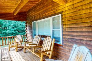 Gallery image of Silver's Log Cabin in Trenton