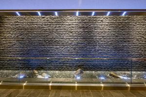 - une fontaine dans un bâtiment avec des personnes dans l'établissement Ryokan Ginkaku Kyoto, à Kyoto