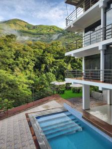 een uitzicht op een gebouw met een zwembad bij Eco Hotel Villa Suites in Quillabamba
