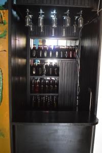 um frigorífico cheio de garrafas de cerveja em Yosu Hostal em Ríohacha