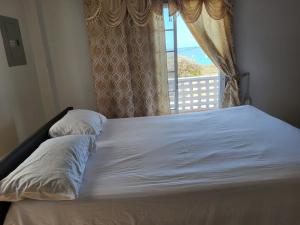 Rúm í herbergi á OceanView Villa