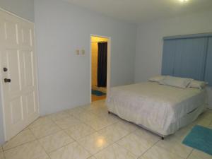 Rúm í herbergi á OceanView Villa