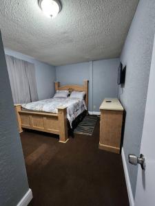 1 dormitorio con 1 cama y 1 mesa en una habitación en Cute and Comfy with porch, en Lakeland
