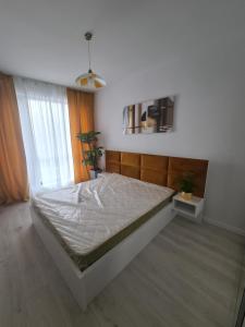 1 dormitorio con 1 cama grande en una habitación en apartament 2 camere superb, en Bucarest
